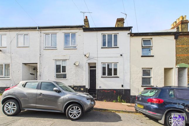 3 bed property, in Castle Road, £190,000
