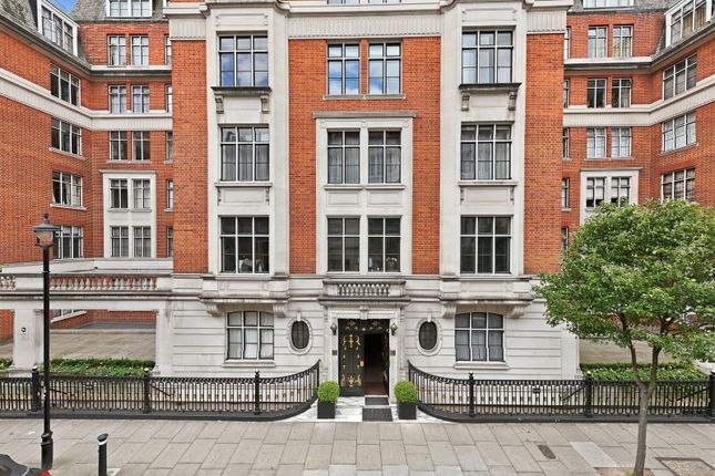 1 bed property, in Hallam Street, £550,000