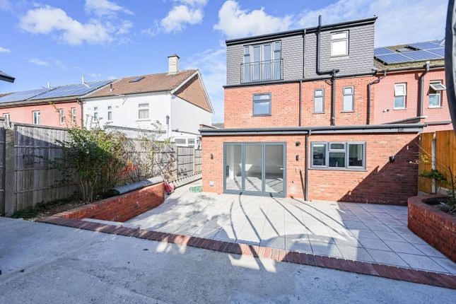 5 bed property, in Lukin Crescent, £475,000