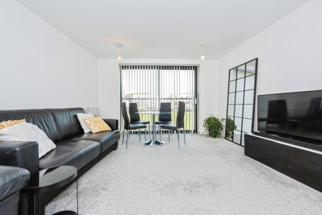 2 bed property, in 5 Southfields Green, £220,000