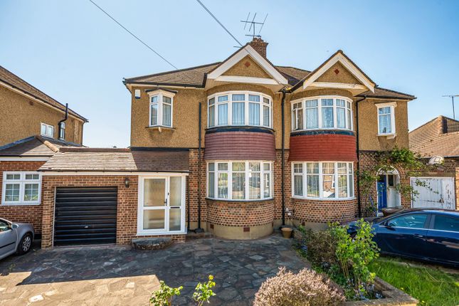 3 bed property, in Elm Close, £725,000