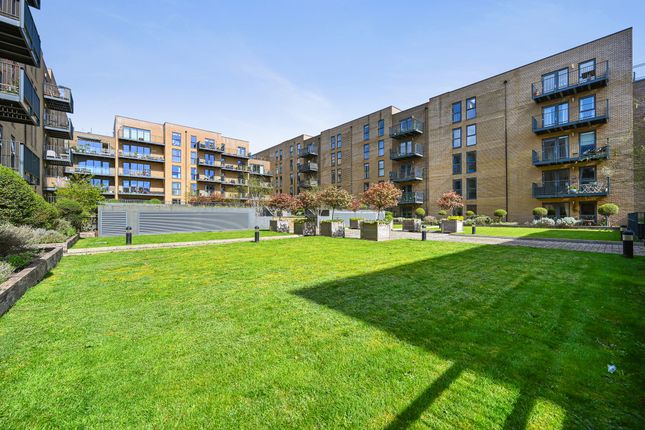 3 bed property, in Apple Yard, £525,000