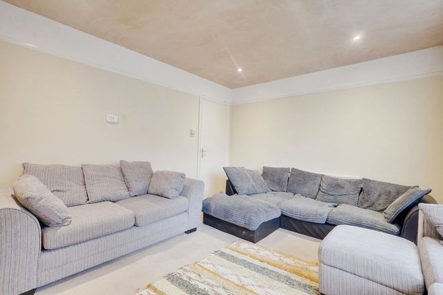 2 bed property, in Linden Court, £260,000