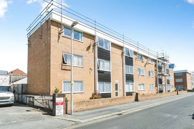 2 bed property, in Rawcliffe Street, £70,000