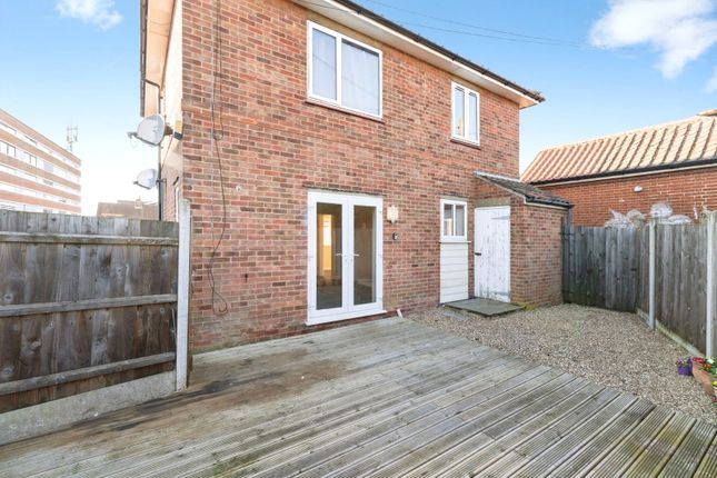 2 bed property, in Holt Road, £110,000