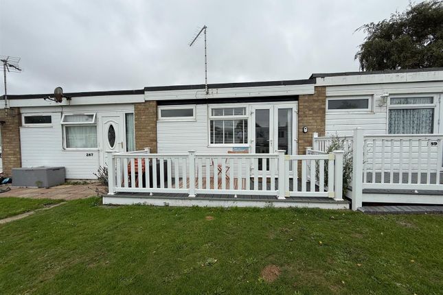 2 bed property, in Beach Road, £33,000