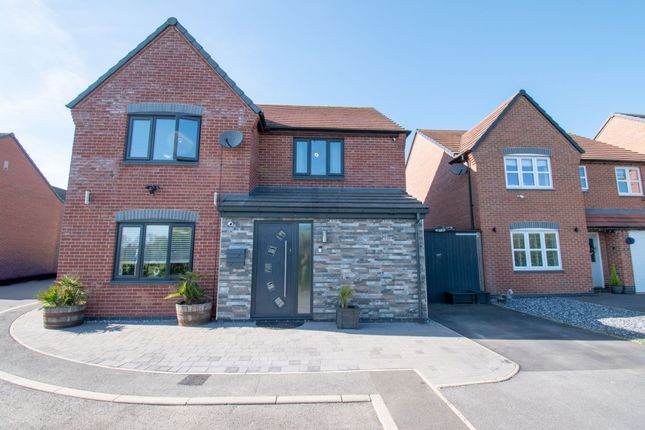 4 bed property, in Ladkin Close, £450,000