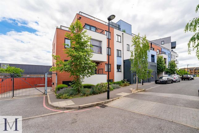 1 bed property, in Salisbury Road, £245,000
