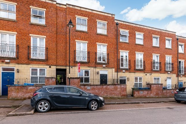 4 bed property, in Oakham Terrace, £120,000