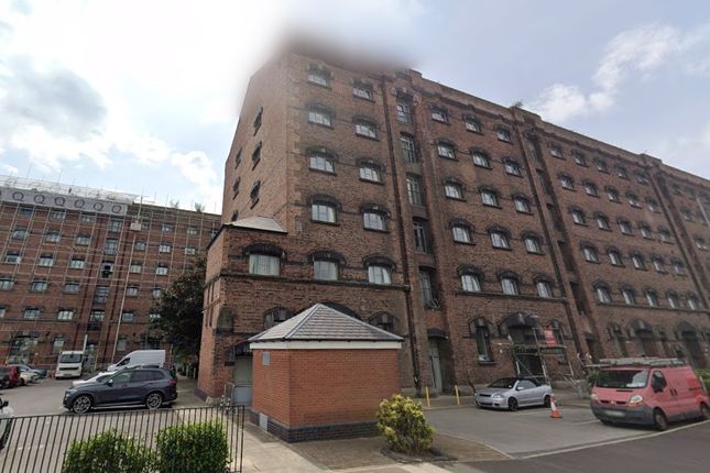 1 bed property, in Dock Road, £90,000