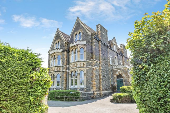 2 bed property, in Princes Road, £180,000