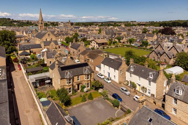 5 bed property, in 16 South Guildry Street, £550,000
