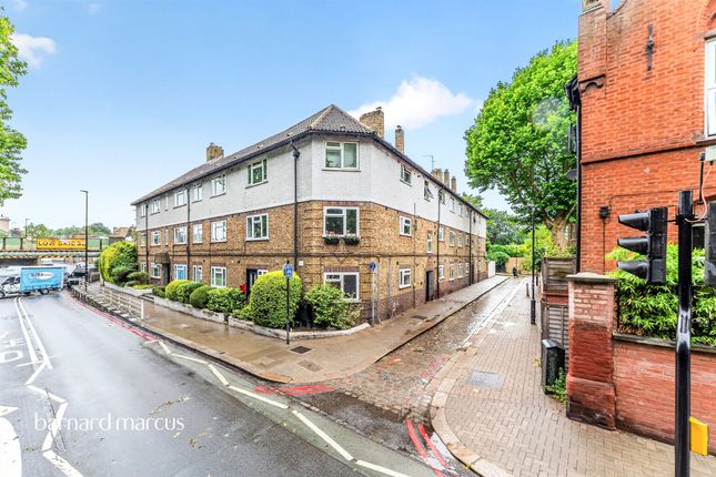 1 bed property, in Latchmere Road, £270,000