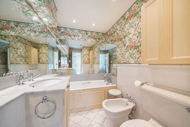 2 bed property, in Pont Street, £2,500,000