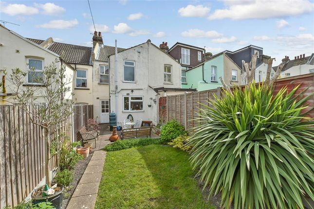 2 bed property, in Clarence Avenue, £270,000