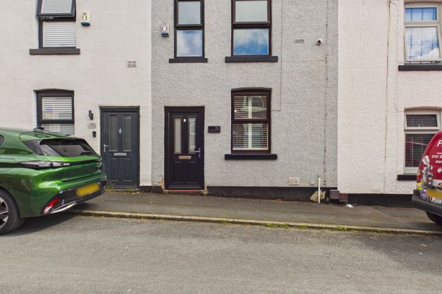 2 bed property, in Fountain Street, £200,000