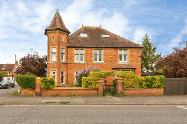 1 bed property, in Essex Road, £250,000
