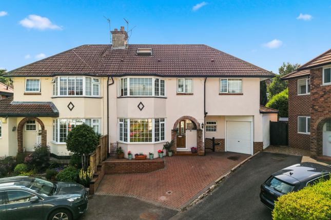 5 bed property, in Castlewood Crescent, £585,000