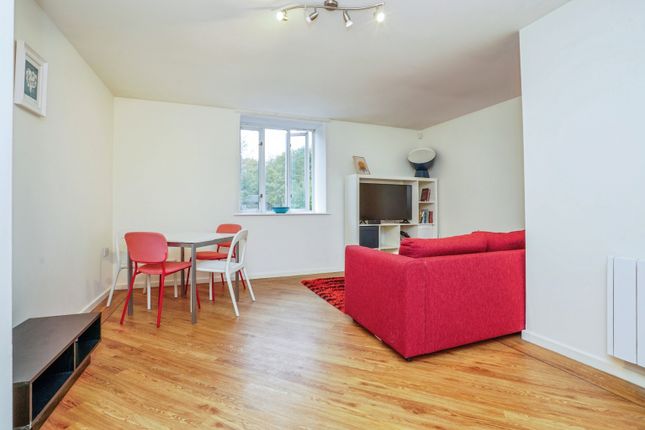 2 bed property, in Buslingthorpe Lane, £126,000