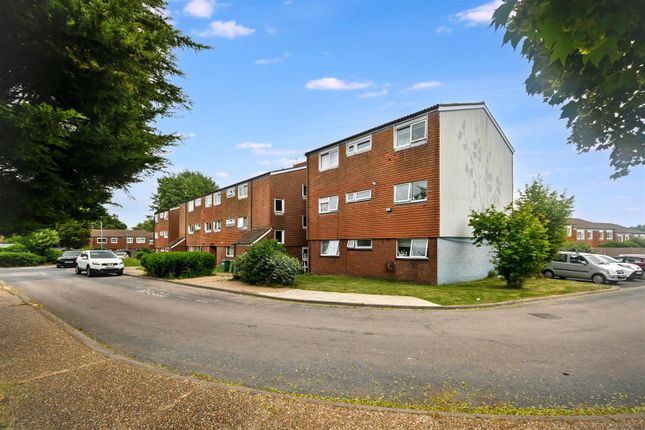 2 bed property, in Fountains Close, £120,000