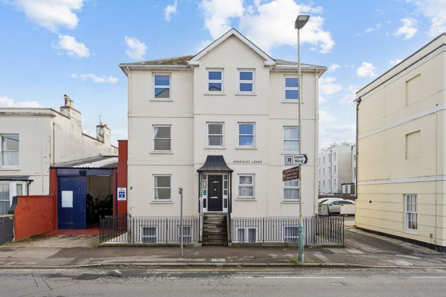 2 bed property, in Hewlett Road, £185,000