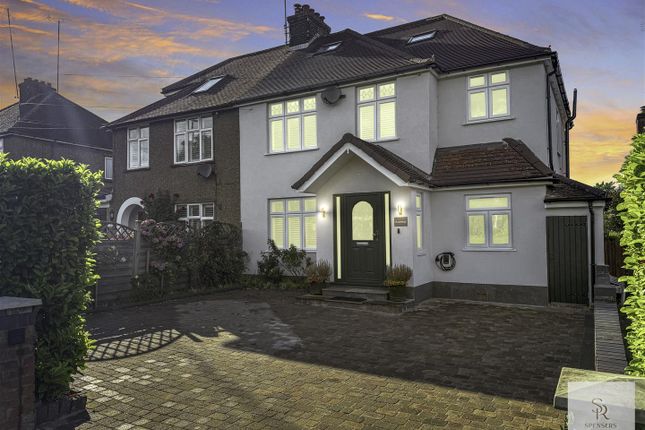 5 bed property, in Redbourn Road, £750,000