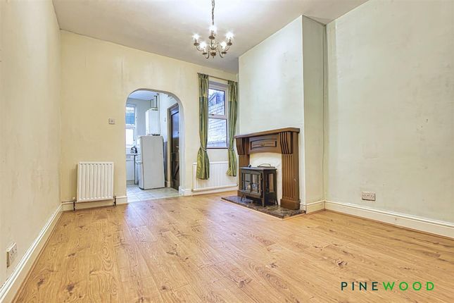 2 bed property, in Duke Street, £100,000