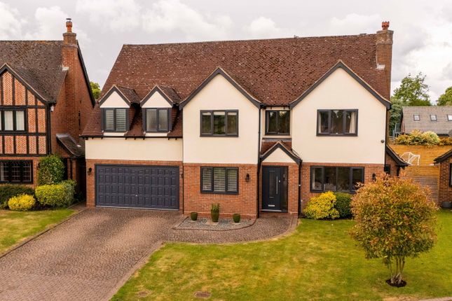 5 bed property, in Vale Close, £895,000