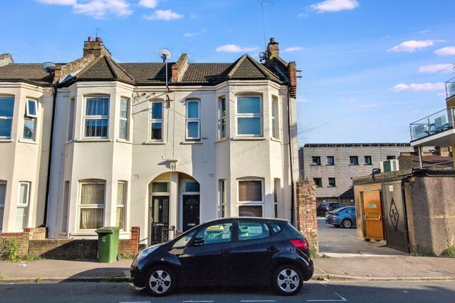 1 bed property, in Otley Road, £180,000