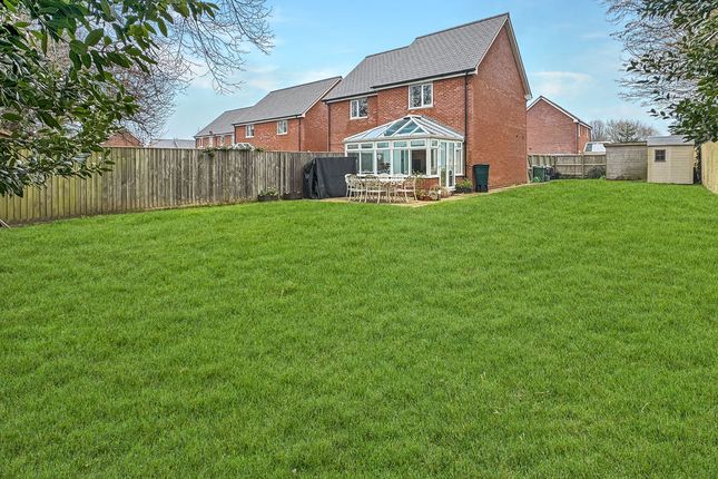 2 bed property, in Old School Close, £290,000