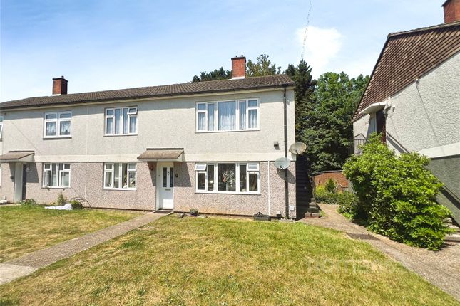 2 bed property, in Holly Close, £200,000