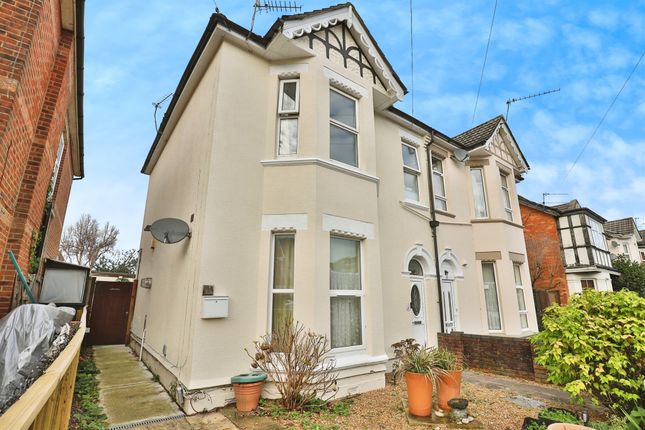 2 bed property, in Fortescue Road, £220,000