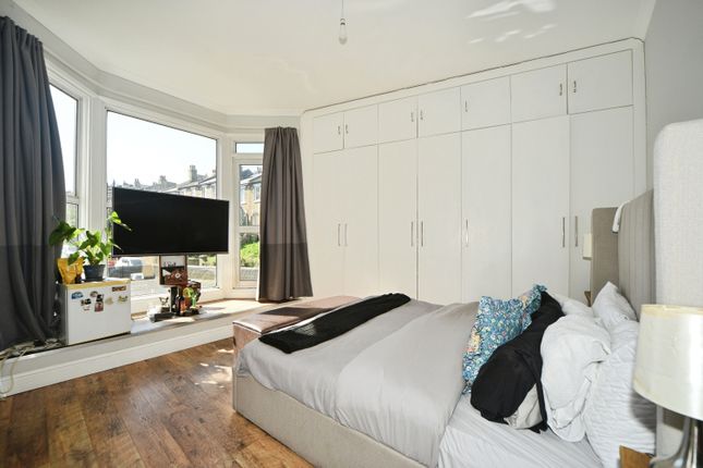 5 bed property, in Tewson Road, £685,000
