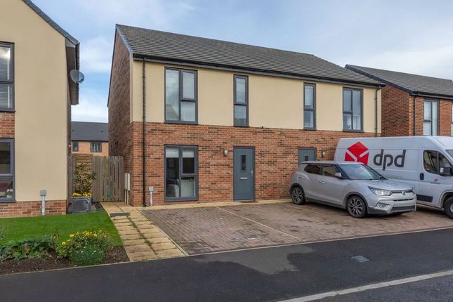 3 bed property, in Holly Way, £190,000