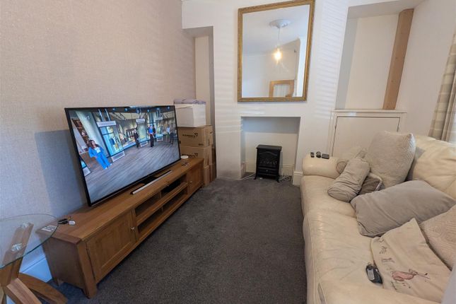 2 bed property, in Cumberland Street, £85,000