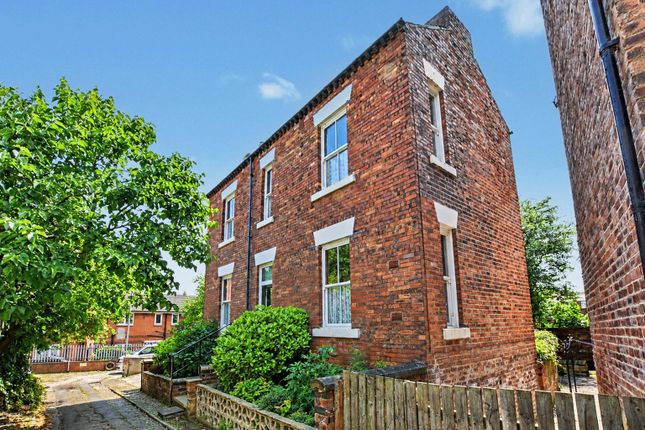 4 bed property, in College Grove, £245,000