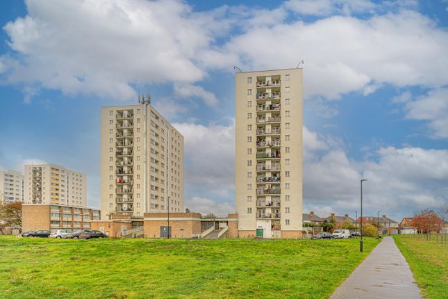 2 bed property, in Tiverton House, £190,000