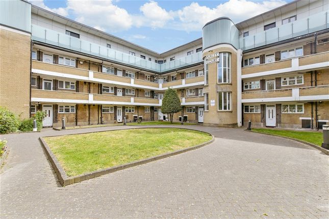 2 bed property, in Brighton Road, £220,000