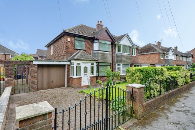 3 bed property, in Winwick Road, £215,000