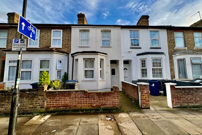 3 bed property, in Featherstone Road, £475,000