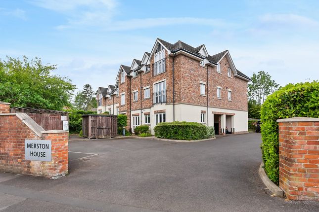 2 bed property, in Buckingham Drive, £300,000
