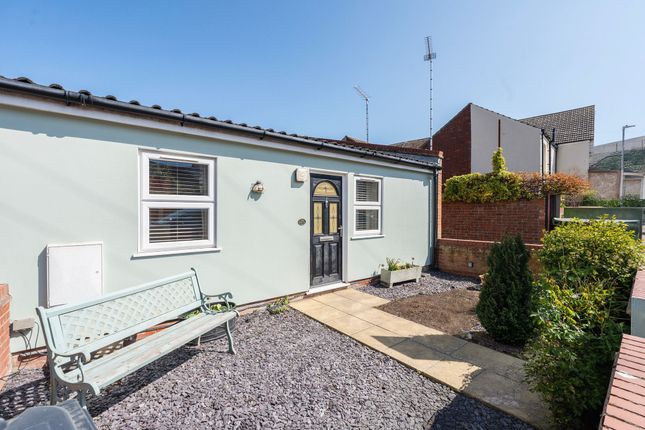 2 bed property, in Sussex Road, £200,000
