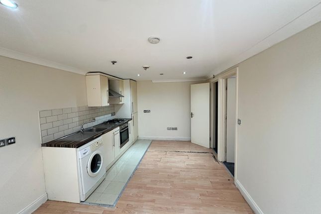 1 bed property, in Ashton Road, £116,000