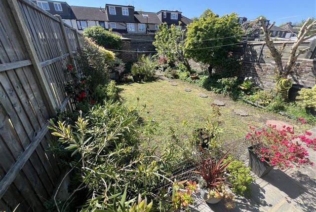 3 bed property, in Chatsworth Avenue, £340,000