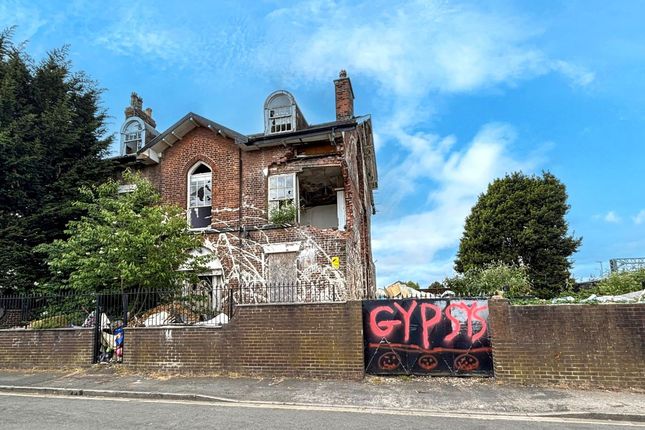 6 bed property, in 2 Lionel Street, £35,000