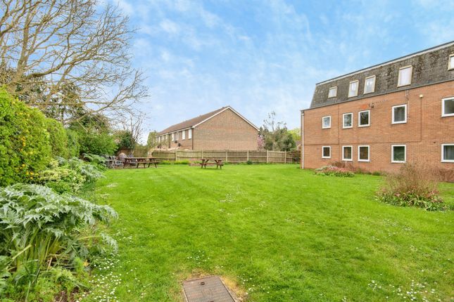 2 bed property, in Grove Court, £150,000