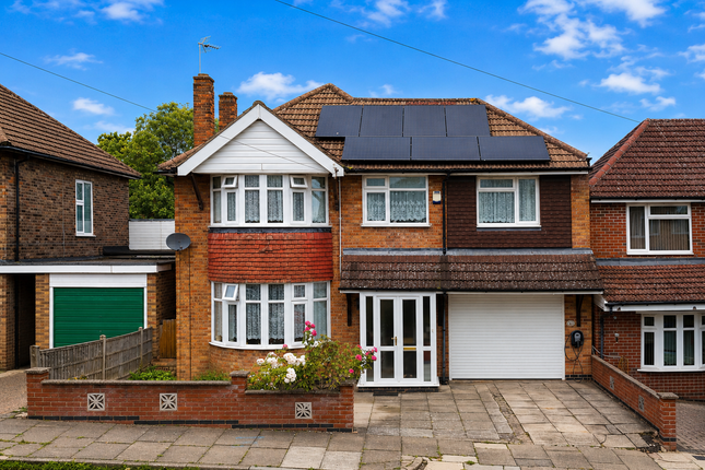 4 bed property, in Englefield Road, £475,000