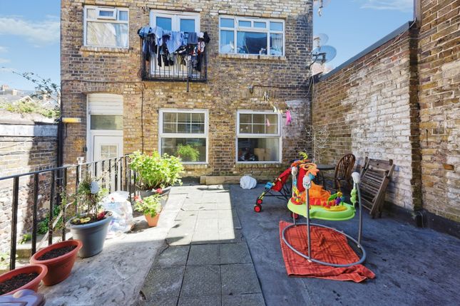 1 bed property, in King Street, £80,000