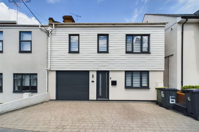 3 bed property, in Aldermans Hill, £375,000