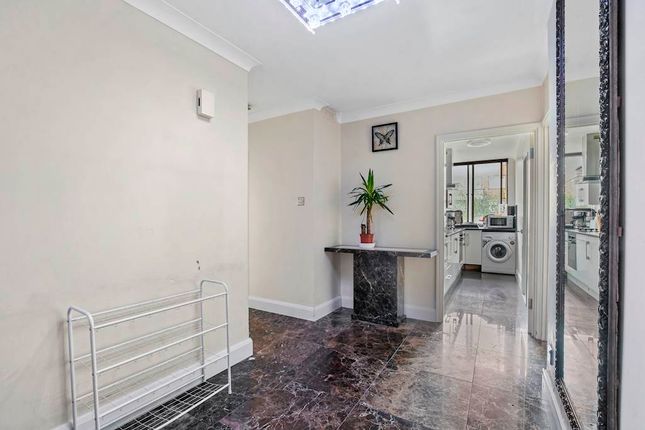 2 bed property, in Cambridge Square, £699,000